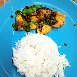 กระเพราเต้าหู้ไข่ไก่ราดข้าว