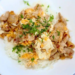 ผัดไข่ราดข้าว