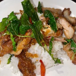 ข้าวหมูทอดผัดกระเพรากรอบ