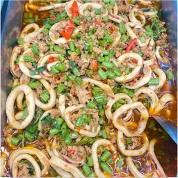 เป็นกับข้าวผัดกะเพราหมูสับและปลาหมึก