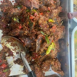 เป็นกับข้าวผัดเผ็ดพริกแกงปลาดุกกรอบ