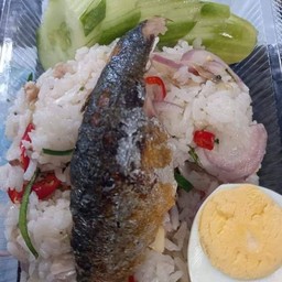 ข้าวคลุกพริกสดปลาทูไข่ต้ม