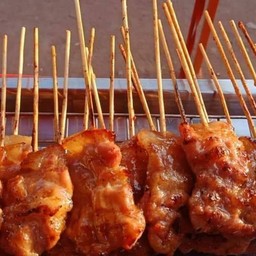 ข้าวเหนียวหมูปิ้งไก่ปิ้งซอยพระพุทธศรีไชโย