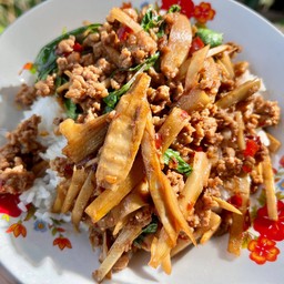 กะเพราหมูสับ หน่อไม้ดอง