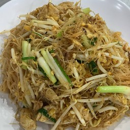 ผัดหมี่โคราช ไก่ หรือ หมู