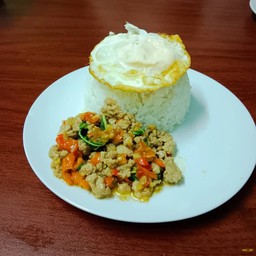 ข้าวกระเพราไก่ไข่ดาว