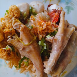 มาม่าขาไก่ลูกชิ้นกากหมูเด็ดๆ