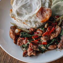 ข้าวกะเพราเนื้อน่องลาย