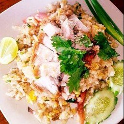 ข้าวผัดหมูกรอบ