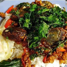 ไข่เยี่ยวม้าหมูสับกระเพรากรอบราดข้าวแช่บเว่ออออ