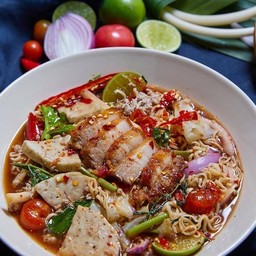 ยำมาม่า+หมูสามชั้นทอดน้ำปลา