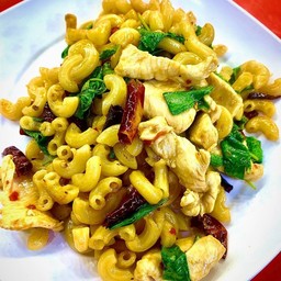 มักกะโรนีผัดพริกแห้งไก่