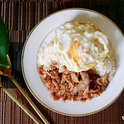 หมูกระเทียมราดข้าว