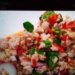 (ร้านแซ่บอีหลี) ยำมาม่าหมูสับ