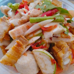 ยำหมูกรอบหมูยอใส่น้ำปลาร้านัวๆ