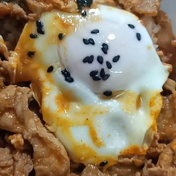 ข้าวหน้าไก่/หมูเกาหลีซอสเผ็ด+ไข่ออนท๊อป