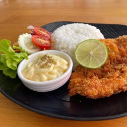 ข้าวไก่ทอดครีมสลัด