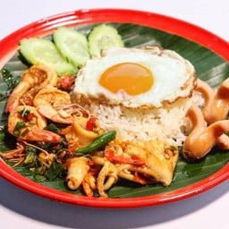 ข้าวกะเพราทะเล (ไส้กรอก+ไข่ดาว)
