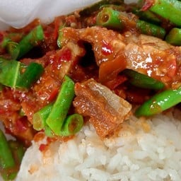ข้าวผัดพริกแกงหมูกรอบ