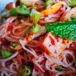(ร้านแซ่บอีหลี) ยำขนมจีนหมูยอ