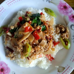 ผัดกระเพราเนื้อสับหน่อไม้ดองราดข้าว+ฟรีไข่ดาว หรือ กุนเชียงทอด