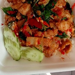 กระเพราหมูกรอบ