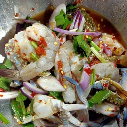 ยำปูม้ากุ้งสด