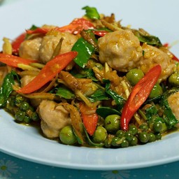 ผัดฉ่าลูกชิ้นปลากราย ราดข้าว