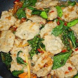 ผัดฉ่าลูกชิ้นปลากราย กับข้าว