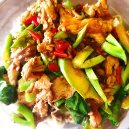 คะน้าหมูชิ้นราดข้าว