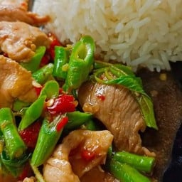 ร้าน กระเพาพริกแห้งรสเด็ดสูตรโบราณ