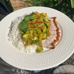 ข้าวหมูกรอบราดซอสเขียวหวาน