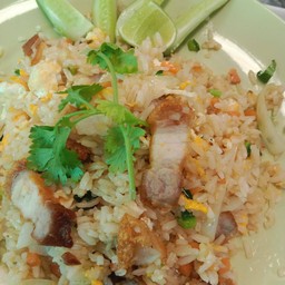 ข้าวผัดหมูกรอบ