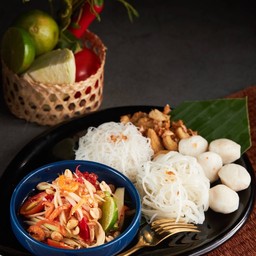 ตำไทยเส้นหมี่หรือเส้นเส้นเล็กลวกลูกชิ้น