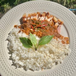 ข้าวหมูกรอบราดซอสพะแนง