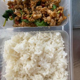 กระเพาหมูสับไข่เยี่ยวม้าราดข้าว