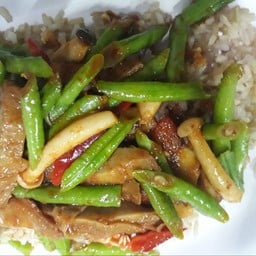 ข้าวราดผัดพริกแกงถั่ว