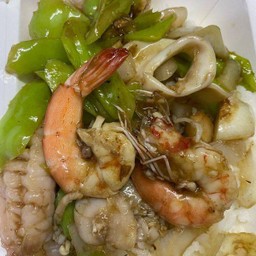 ผัดพริกหยวกทะเลราดข้าวไข่ดาว