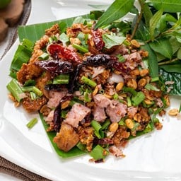 ยำข้าวทอดแหนมคลุก