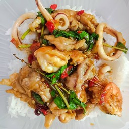 กระเพรารวมมิตรราดข้าว