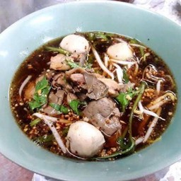 ก๋วยเตี๋ยวเนื้อต้มยำ + แคบหมู
