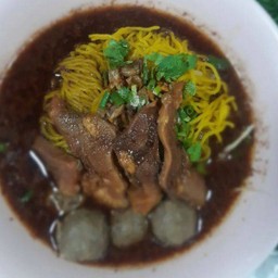 ก๋วยเตี๋ยวเนื้อน้ำตก + แคปหมู