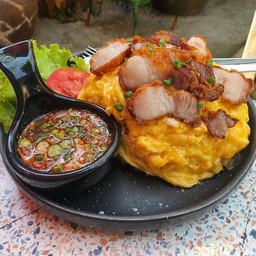 ข้าวไข่ข้น+หมูสามชั้นทอด และ จิ้มแจ๋ว