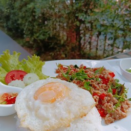กะเพราหมูสับราดข้าว+ไข่ดาว