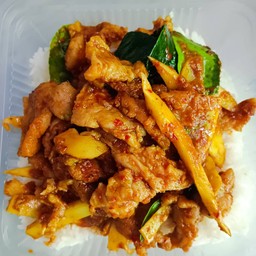 พริกแกงหน่อไม้ราดข้าว