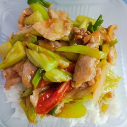 ผัดเปรี้ยวหวานราดข้าว