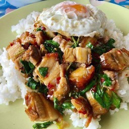 หมูกรอบพริกเกลือราดข้าวไข่ดาวเด็ดๆ