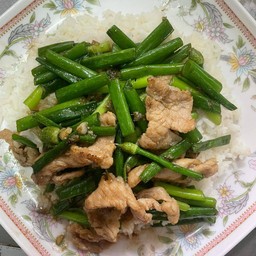 ผัดดอกหอมราดข้าว