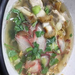 บะหมี่หมูแดงหมูกรอบ