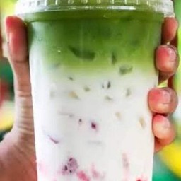 ชาเขียวนมสดสตอเบอร์รี่